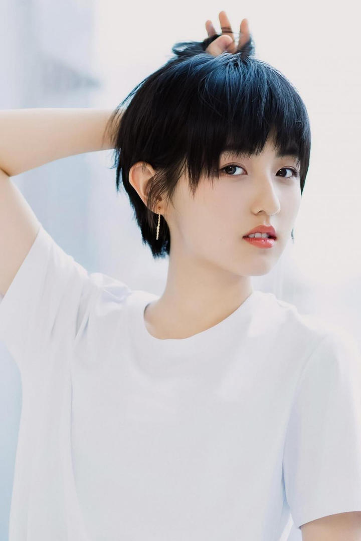 穿着白色体恤的短发美女明星张子枫图片