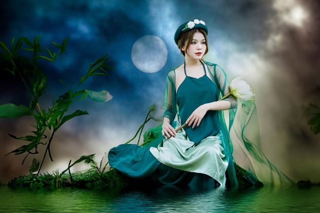 绿色时尚肚兜美女性感写真图片