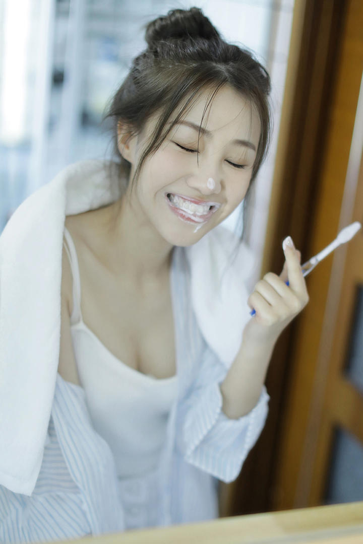 刷牙的清纯美女写真图片