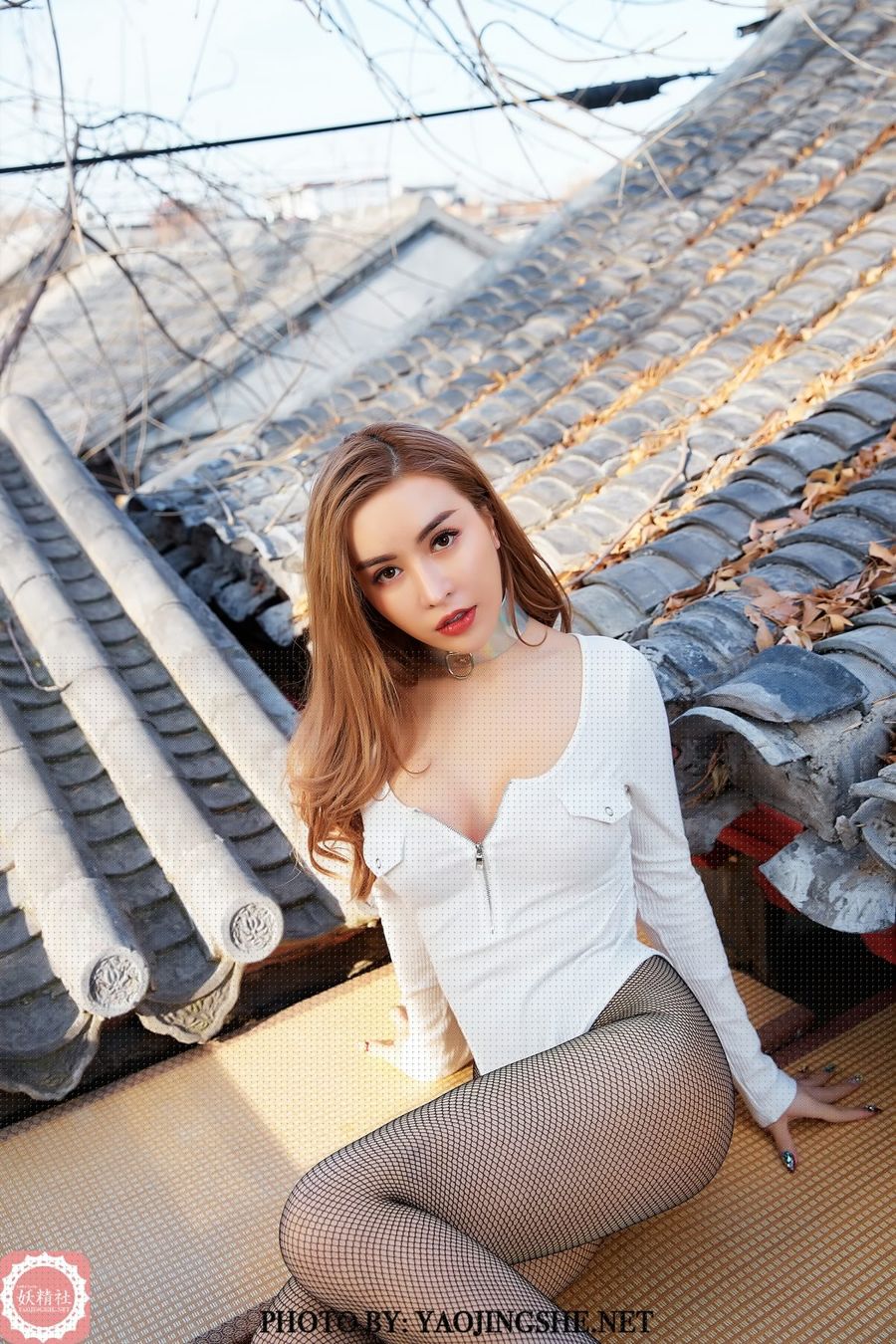 妖精社性感嫩模大萱萱黑丝网袜+白色高叉连体衣户外写真