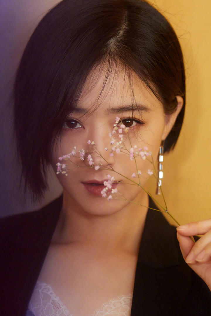 拿着花朵的气质女星蒋欣图片