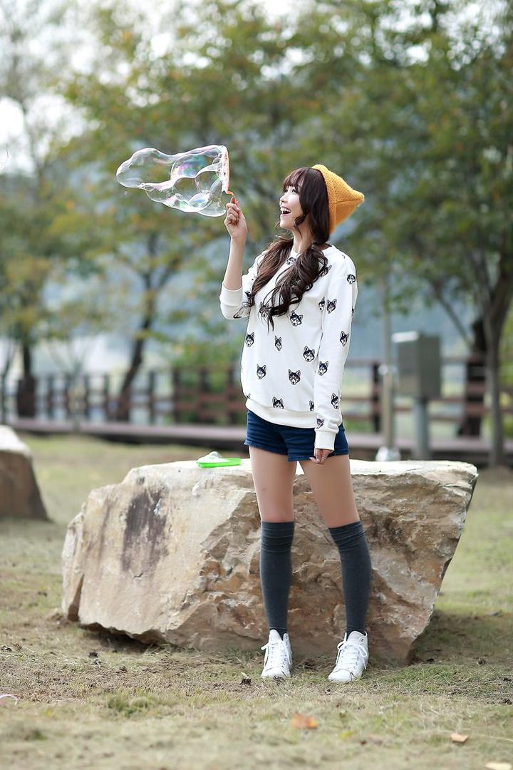 吹泡泡的高清韩国美女明星李恩慧户外写真