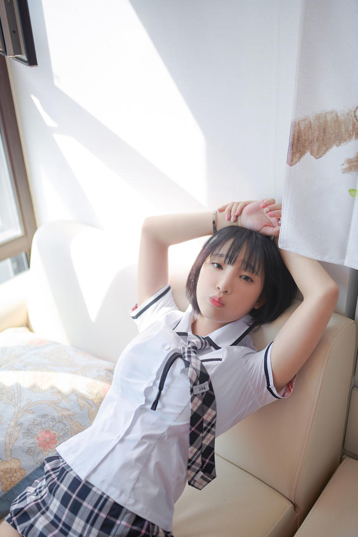 ​日系短发JK制服写真推荐：少女与猫咪的软萌互动场景实拍合集​