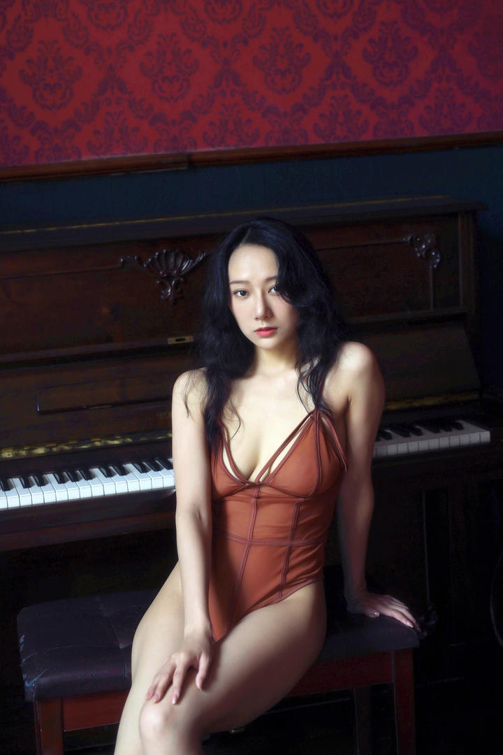穿性感睡衣的美女何佳颖大胆人像艺术摄影图片