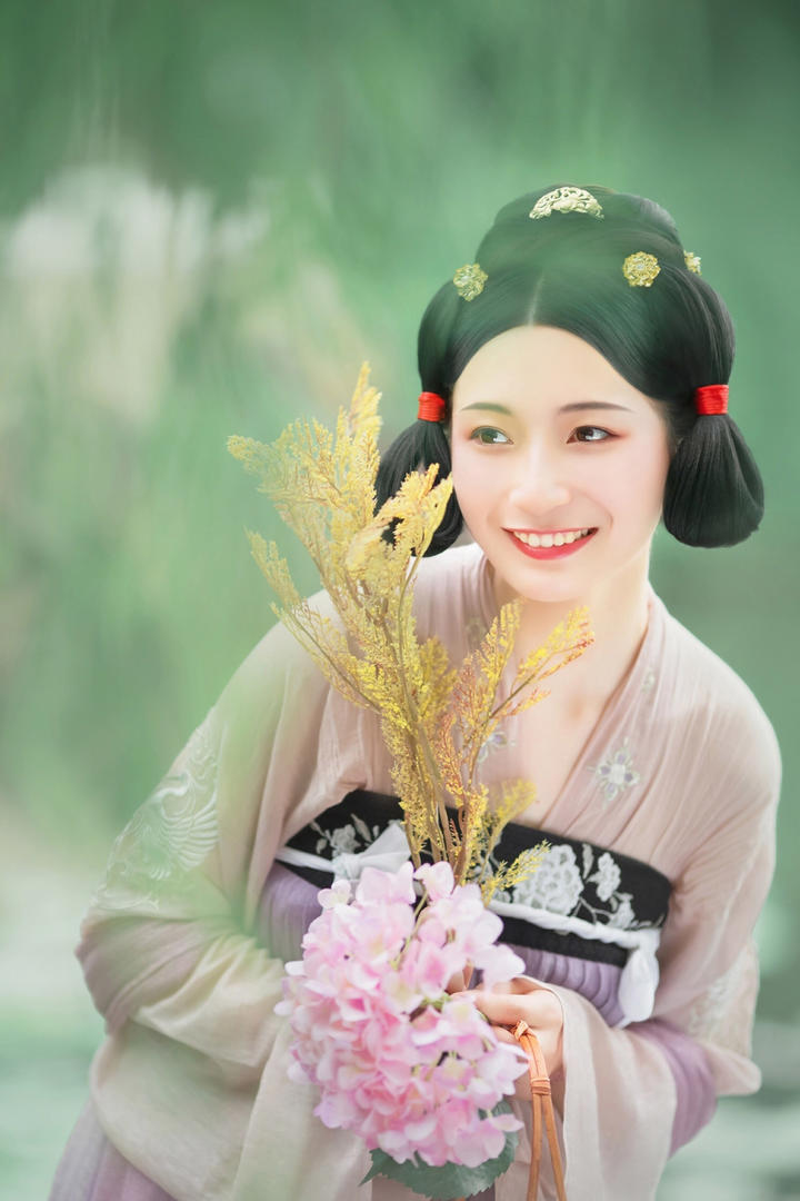唐朝古装美女笑容灿烂甜美写真图片