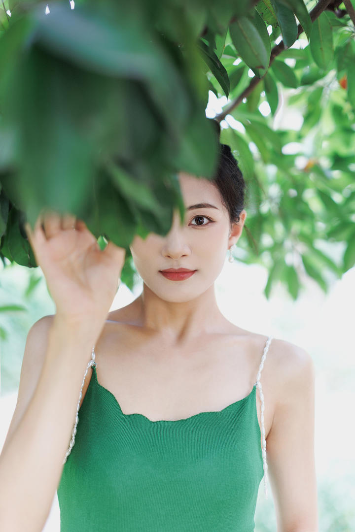 绿色养眼清纯女生壁纸高清大图