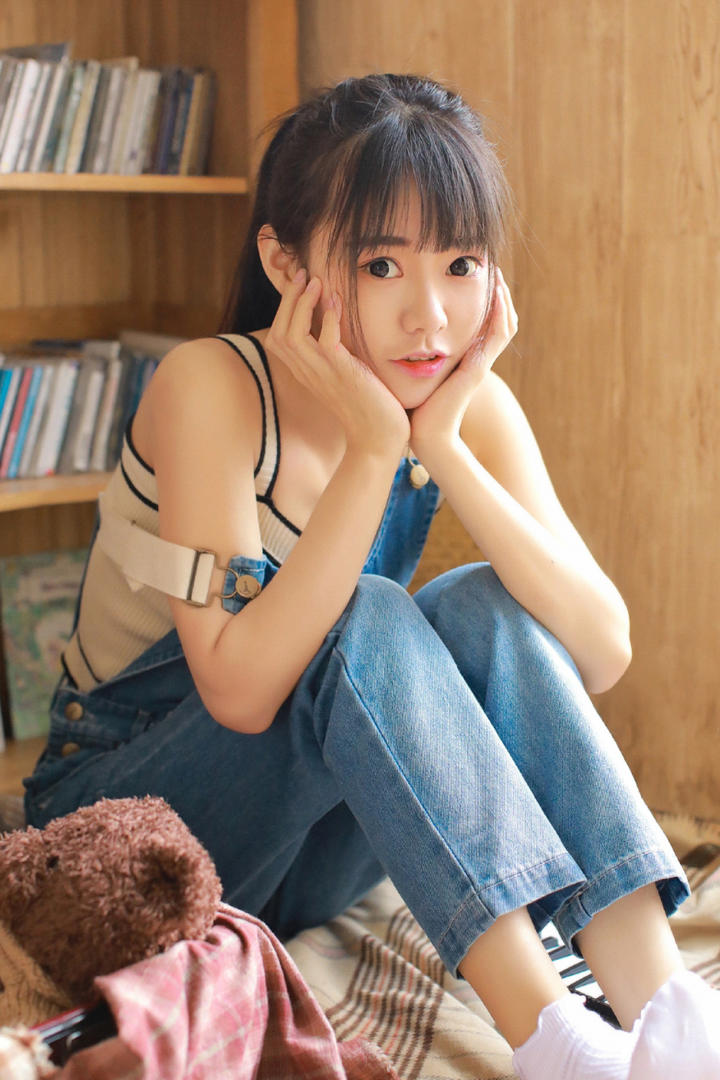 穿着牛仔裤的清纯美女生活照图片