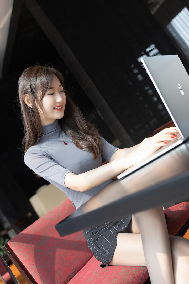 高清性感女白领唐安琪超短裙美女写真图片