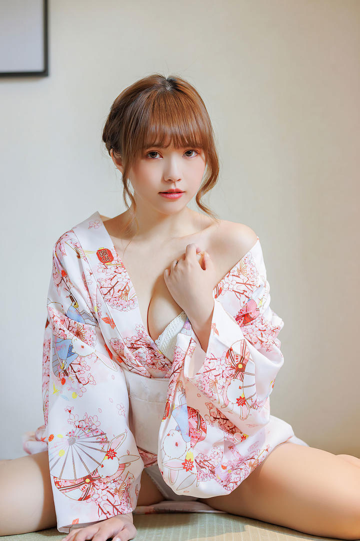 穿和服的日本大胸美女高清性感写真图片