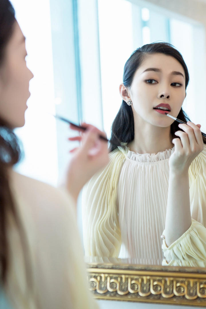 化妆的美女明星宋轶图片