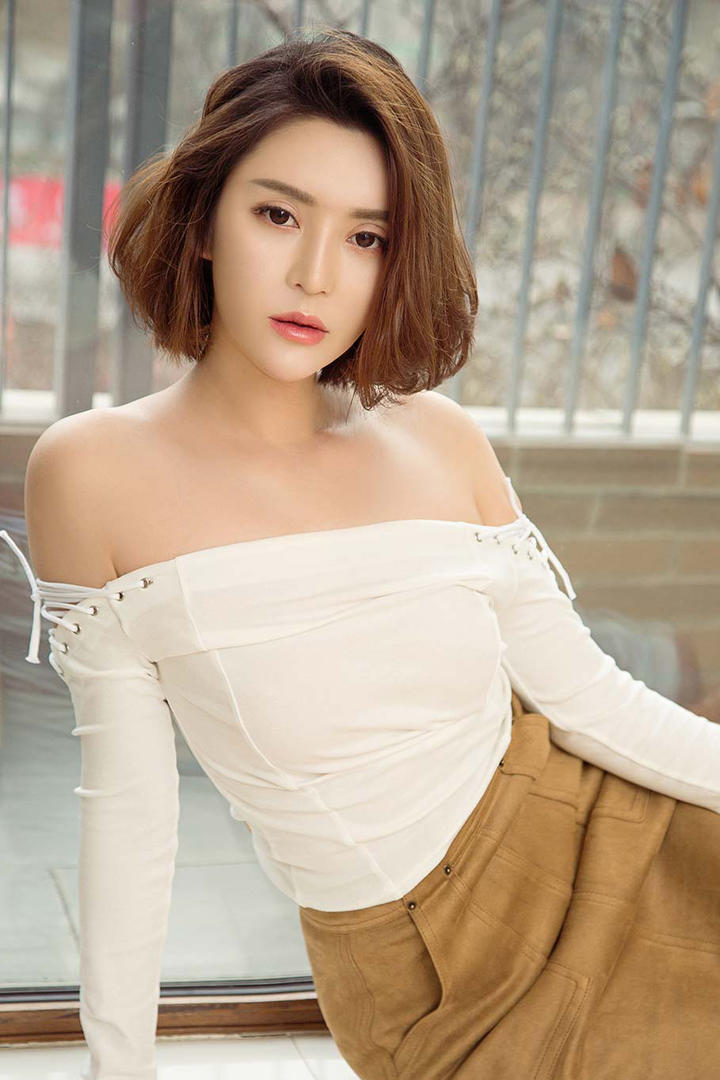 坐在地板上的超清漂亮短发美女图片