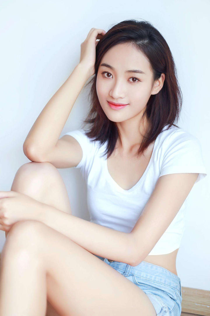 迷人的短发MM图片