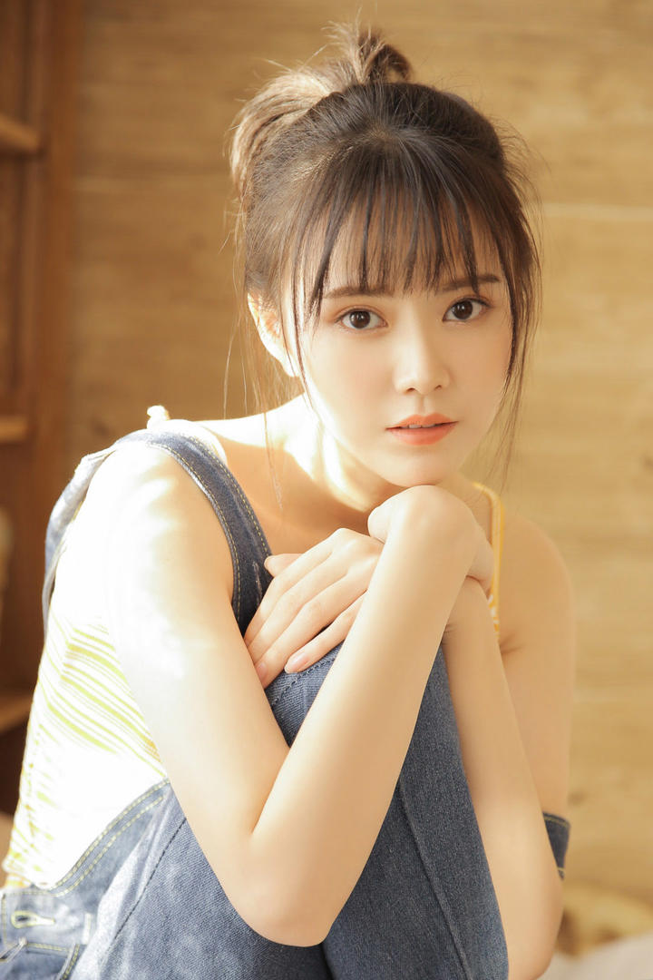 穿着牛仔背带裤的女生头像真人写真图片