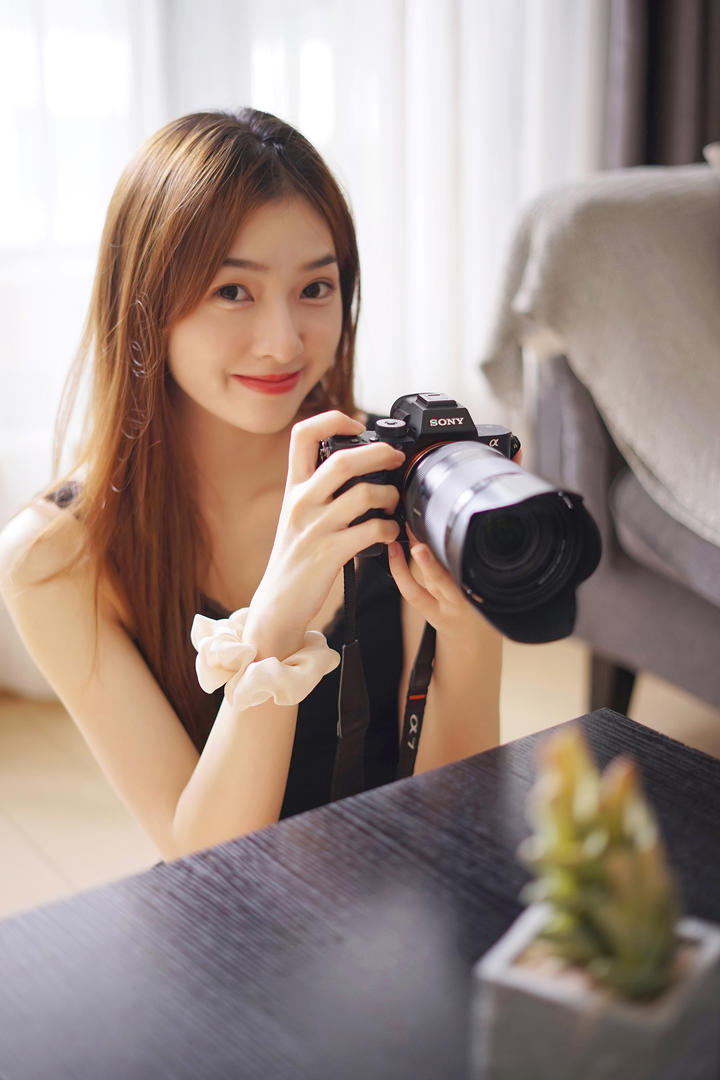 拿着相机摄影的高清美女壁纸图片大全