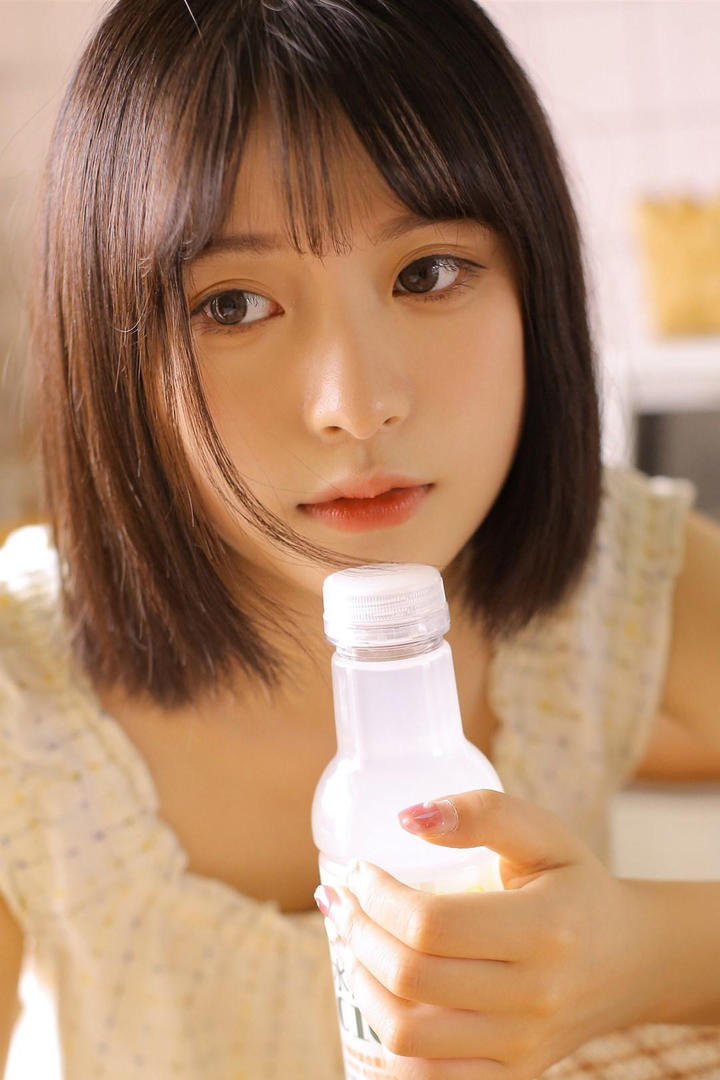 拿着饮料的清纯美女写真