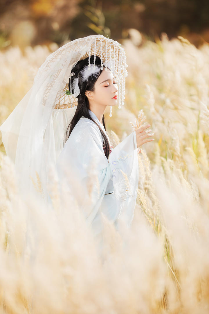 一身白衣的气质古装美女唯美艺术写真图片