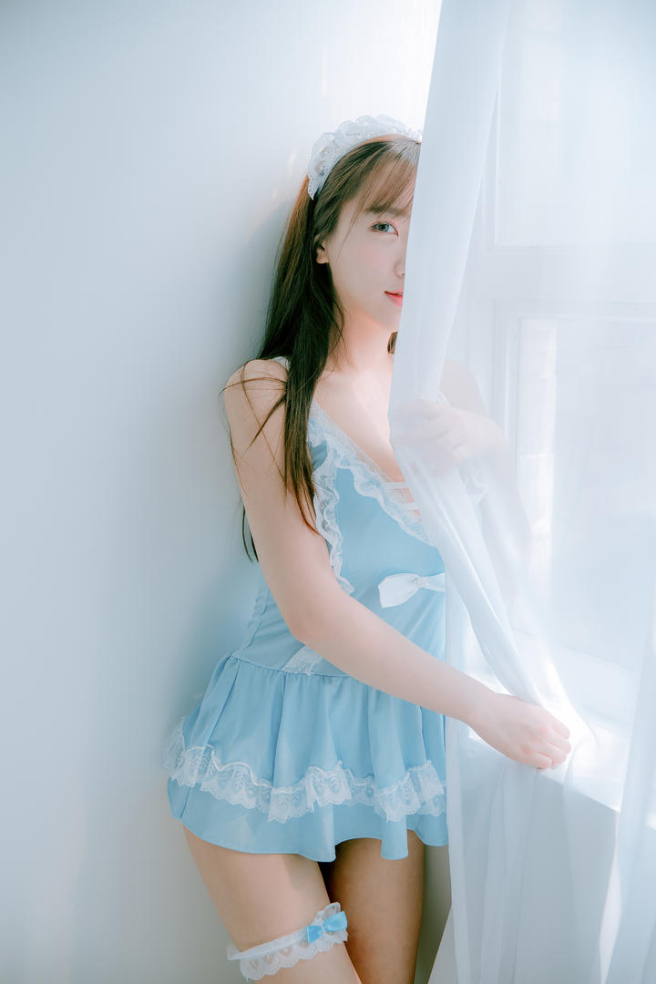 躲在窗帘后的羞涩睡衣美女国模无码私拍图片