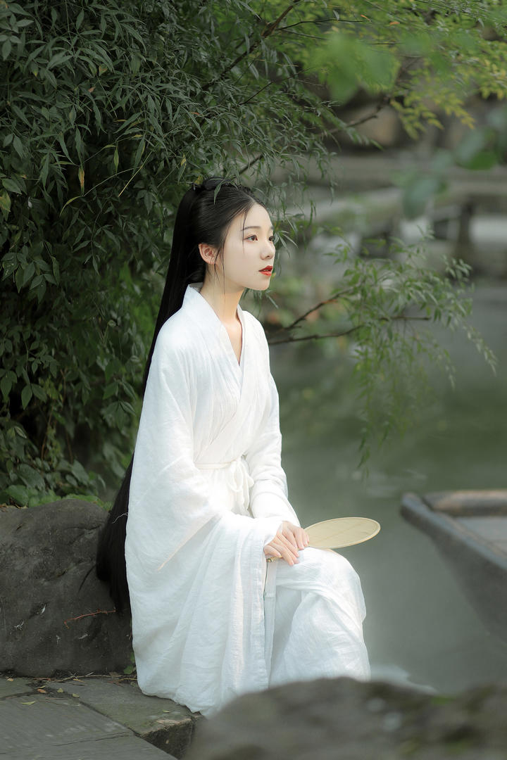 坐在石头上的唯美清纯古装汉服美女壁纸图片