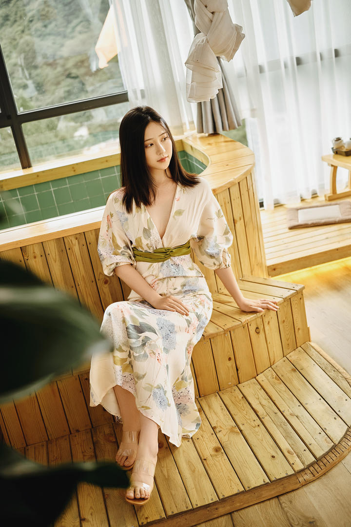 温泉酒店里的气质浴袍美女图片