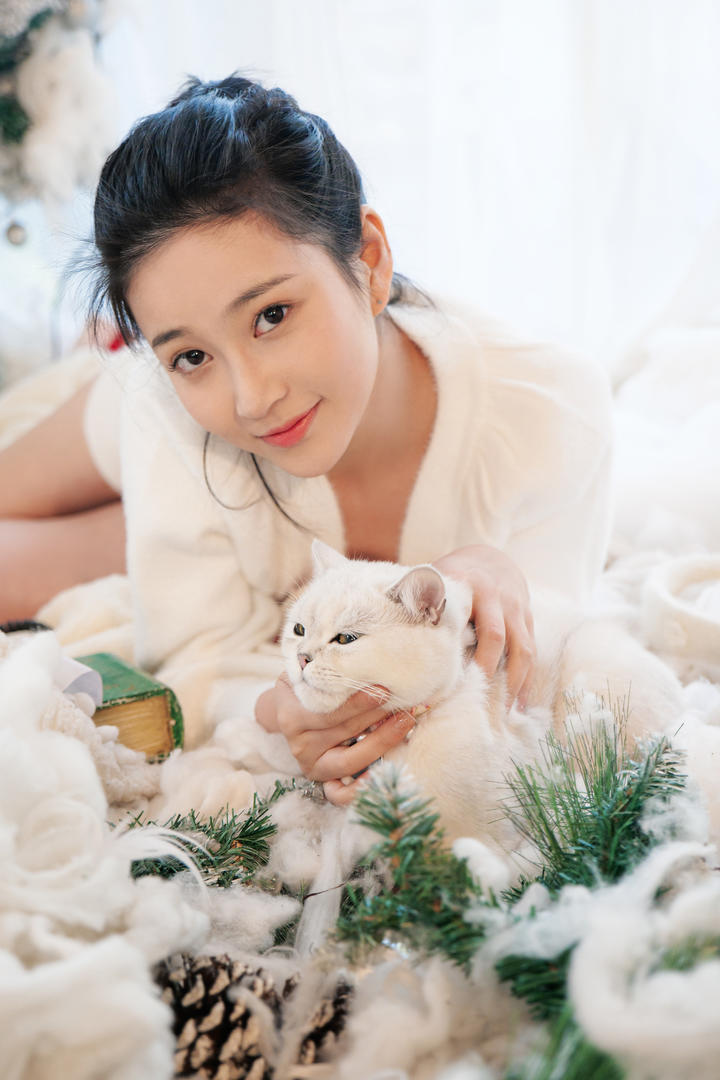 抱着小猫的大眼睛漂亮美女模特高清人体艺术照片大全