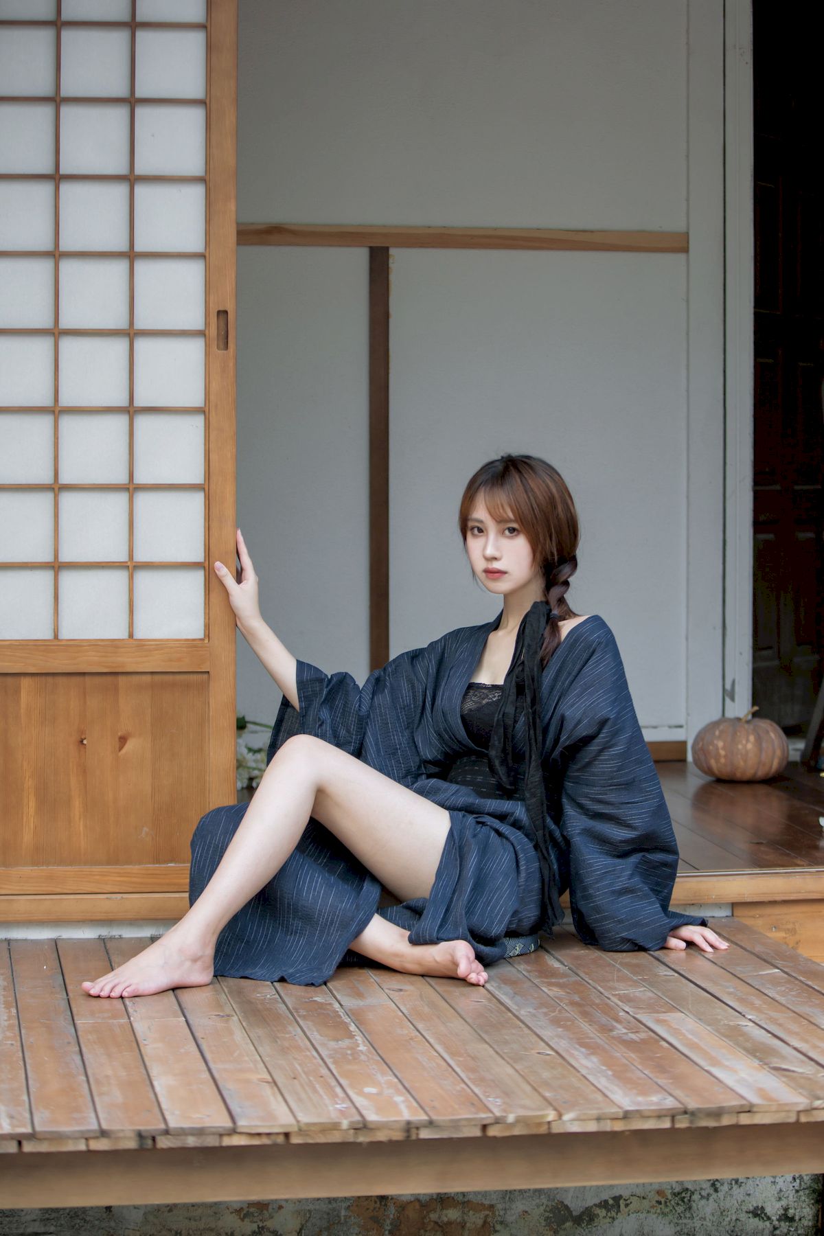 网络红人念雪ww素色和服慵懒神情COS蝶与刀美图