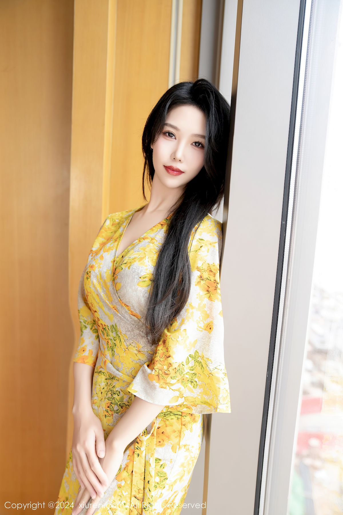 秀人网模特抖娘利世连衣长裙搭配原色丝袜性感写真