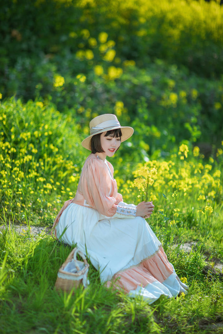 春意盎然的风景清纯唯美女生壁纸图片下载