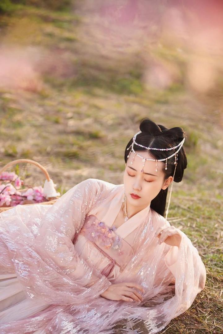 躺在草地上的古装美女艺术写真图片