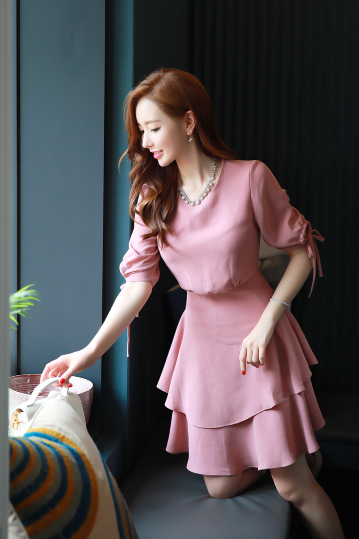 沙发上的韩国美女明星李妍静写真