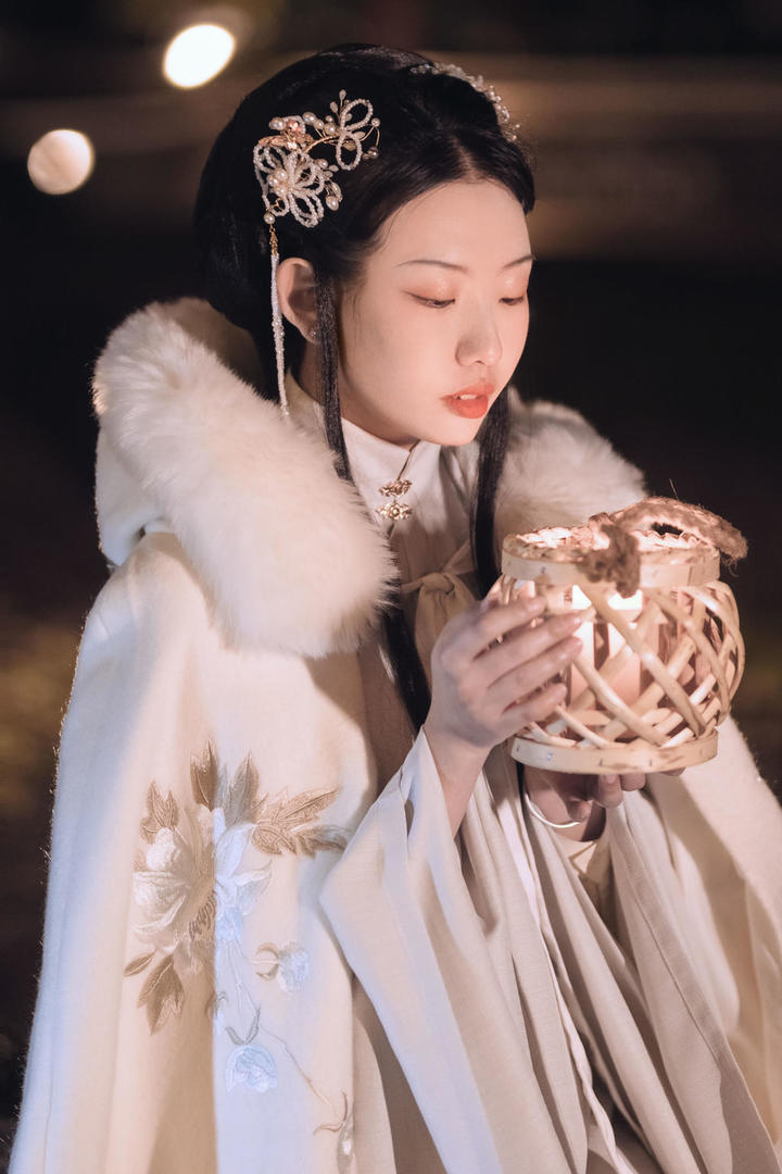 捧着灯笼的漂亮古装美女艺术写真图片
