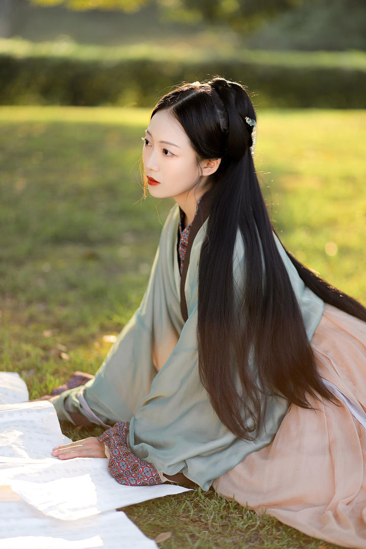 草地上的高清意境古装美女壁纸写真图片