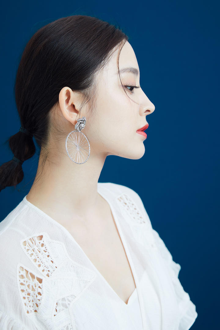 气质美女明星古力娜扎侧脸写真图片