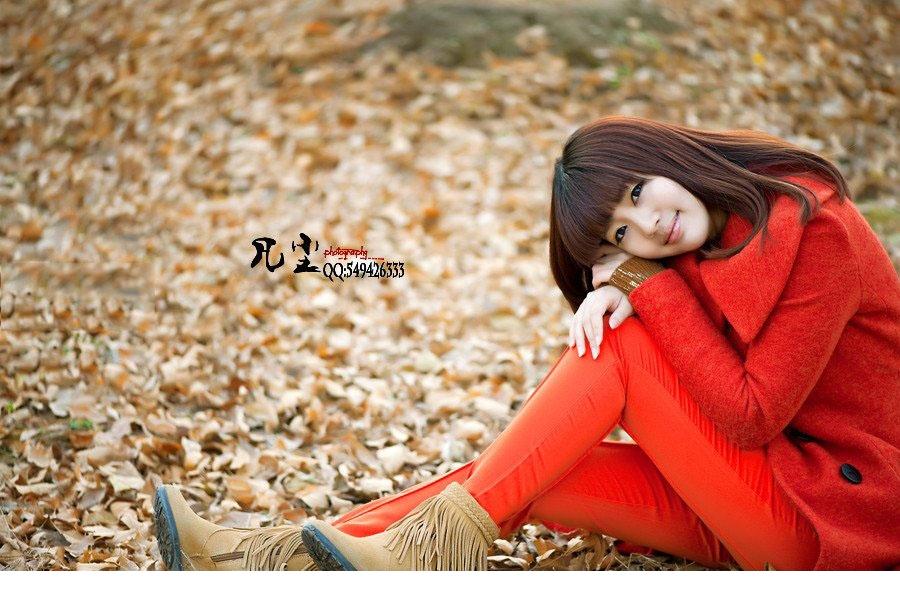 红衣女子清秀可人笑美如花