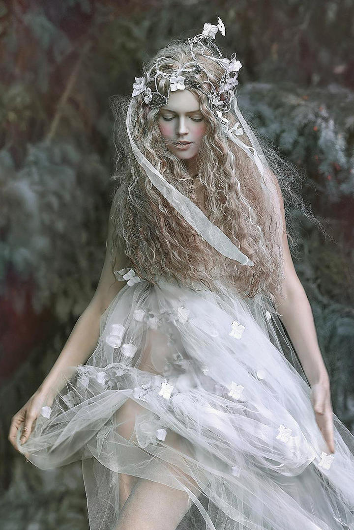 穿着透明长裙的欧美卷发美女图片