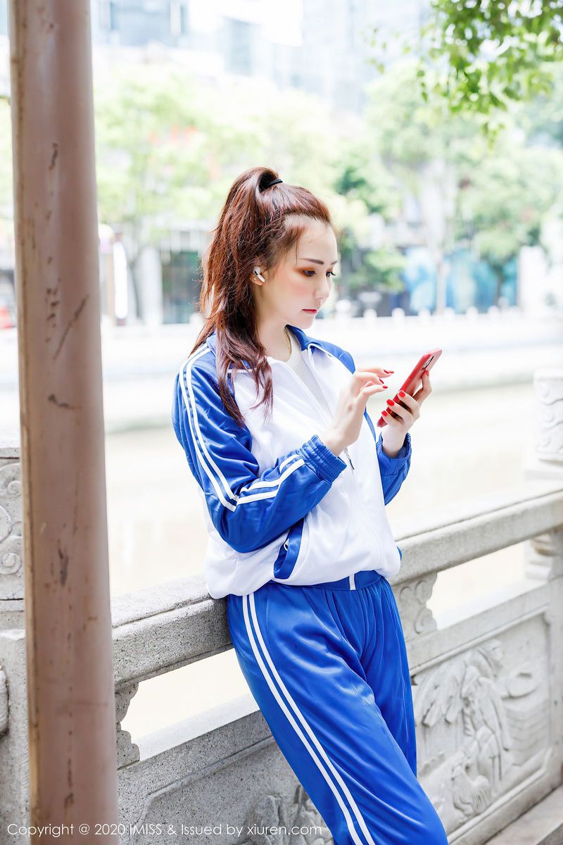 爱蜜社美女模特Evon清纯校服淋雨私房系列波涛胸涌白嫩写真