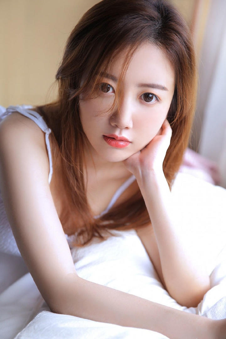 精致五官的养眼女大学生美女壁纸图片大全