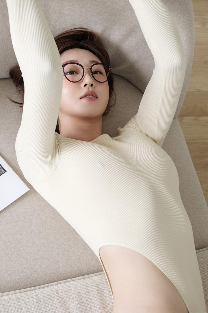 穿紧身体操服的性感眼镜妹美女高清写真图片