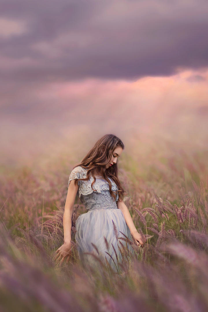 荒草中的欧美美女艺术写真