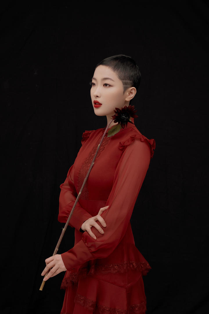 手拿一支花的短发女生艺术写真