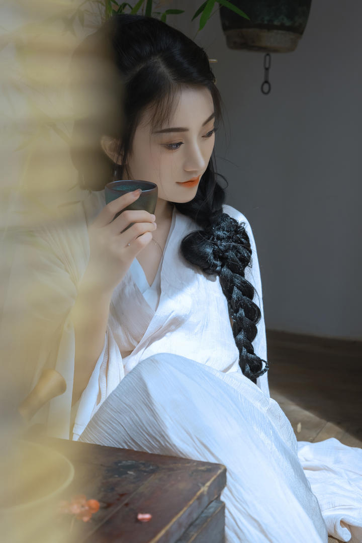 品茗的古装汉服美女国潮人像艺术摄影图片
