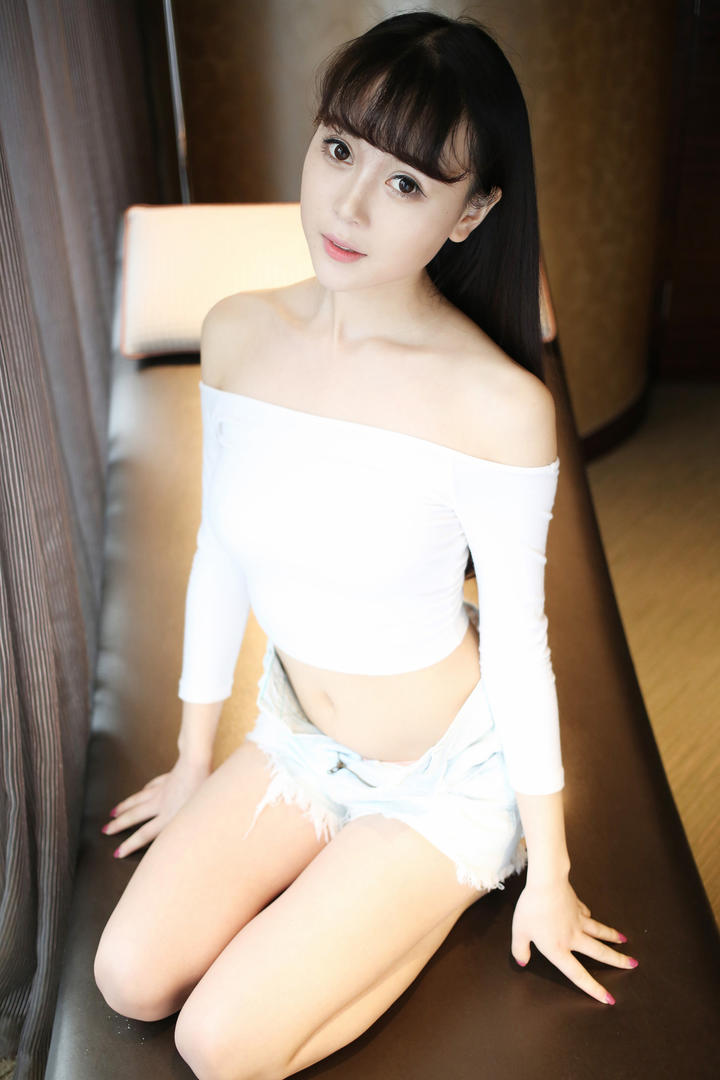 穿着露肩衣服的极品性感女神图片