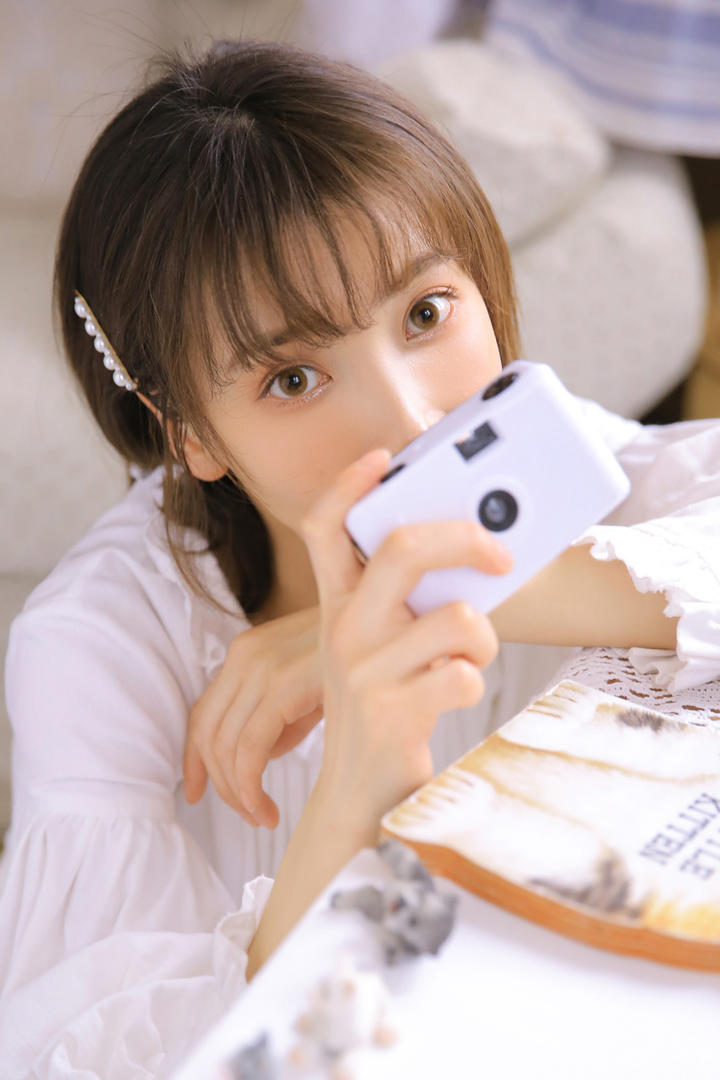 拿着相机的清纯气质美女写真