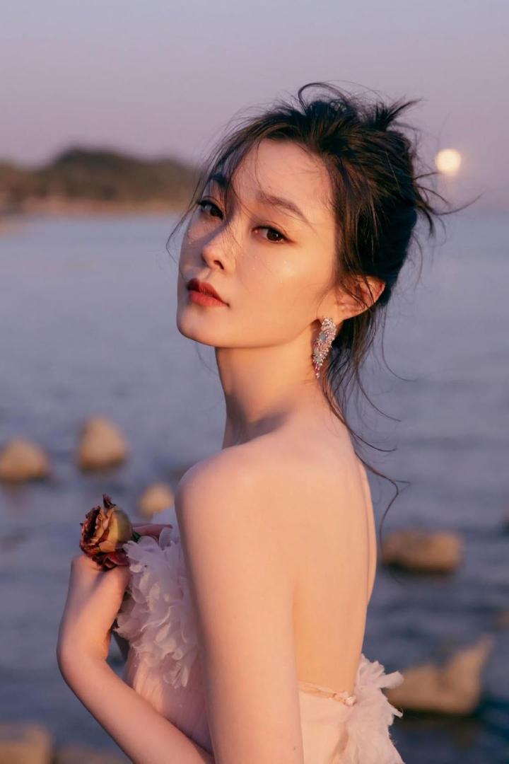 站在海边的美女明星宋轶白皙香肩写真图片