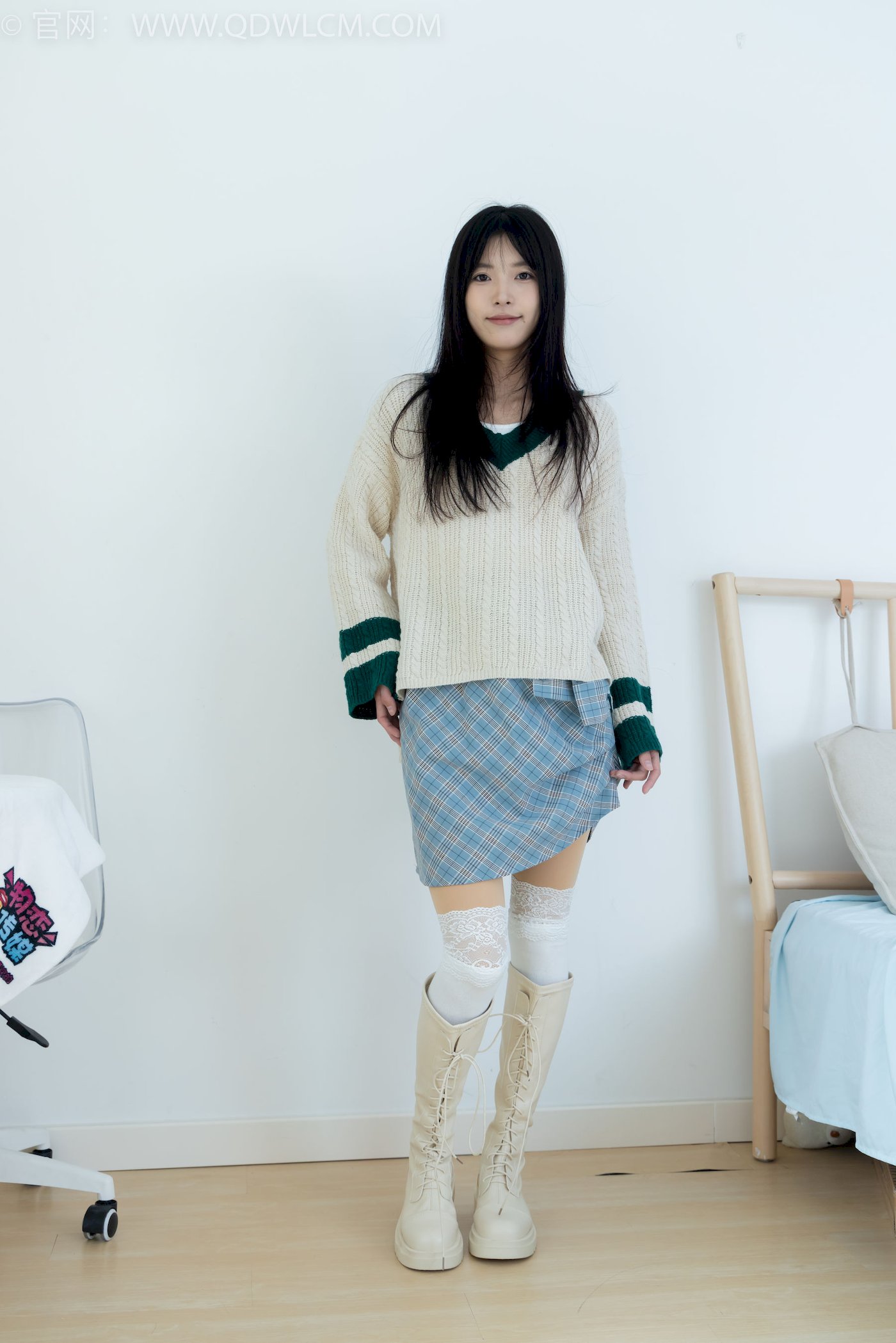 物恋传媒尤物茯苓素色毛衣过膝白棉袜私房写真