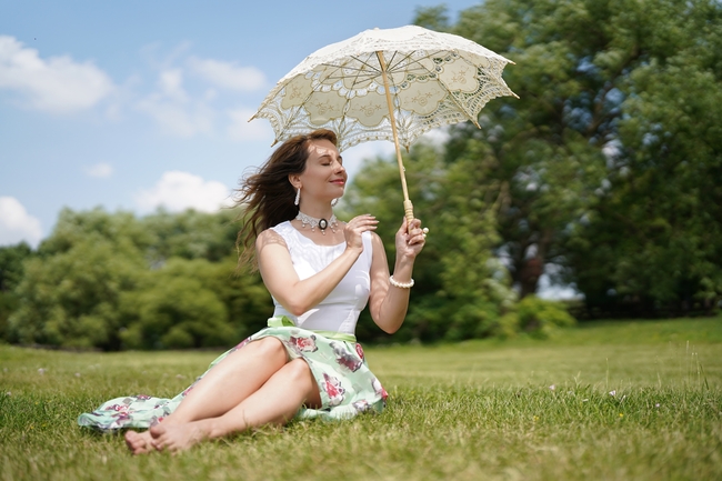 夏日户外草地美女人体模特写真图片