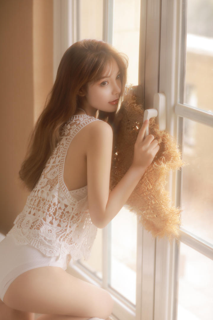 窗户边的极品颜值清纯美女私房照图片