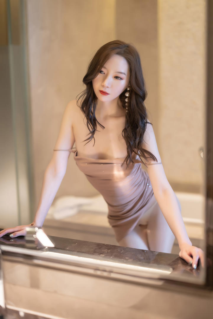 照镜子的国模美女性感私拍套图高清