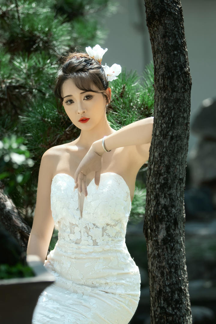 优雅气质美女抹胸深V婚纱户外高清人体艺术摄影图片