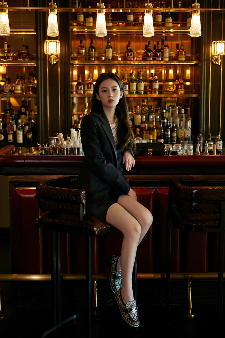 酒吧里穿着制服的中国美腿美女演员周也图片