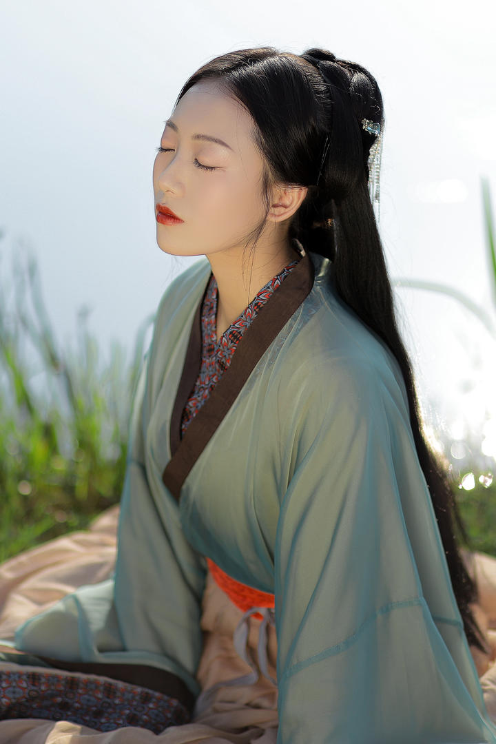 闭上眼睛的唯美古装古典美女户外艺术写真照片